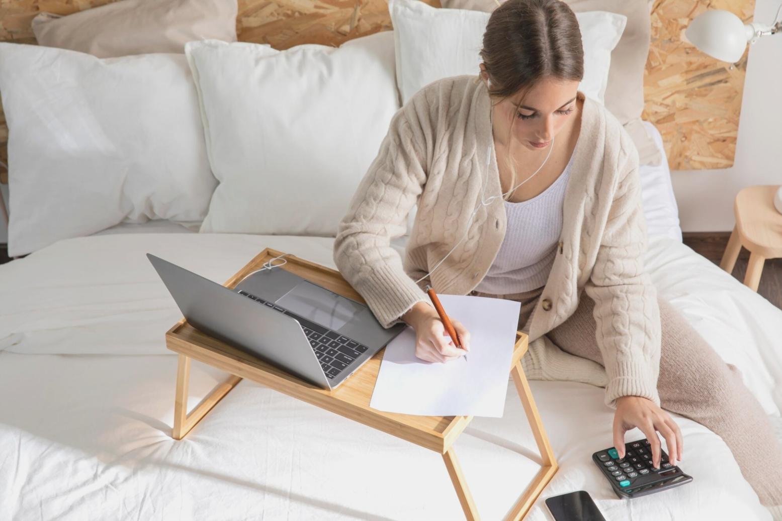 Estudiantes trabajando en análisis financiero con herramientas digitales modernas